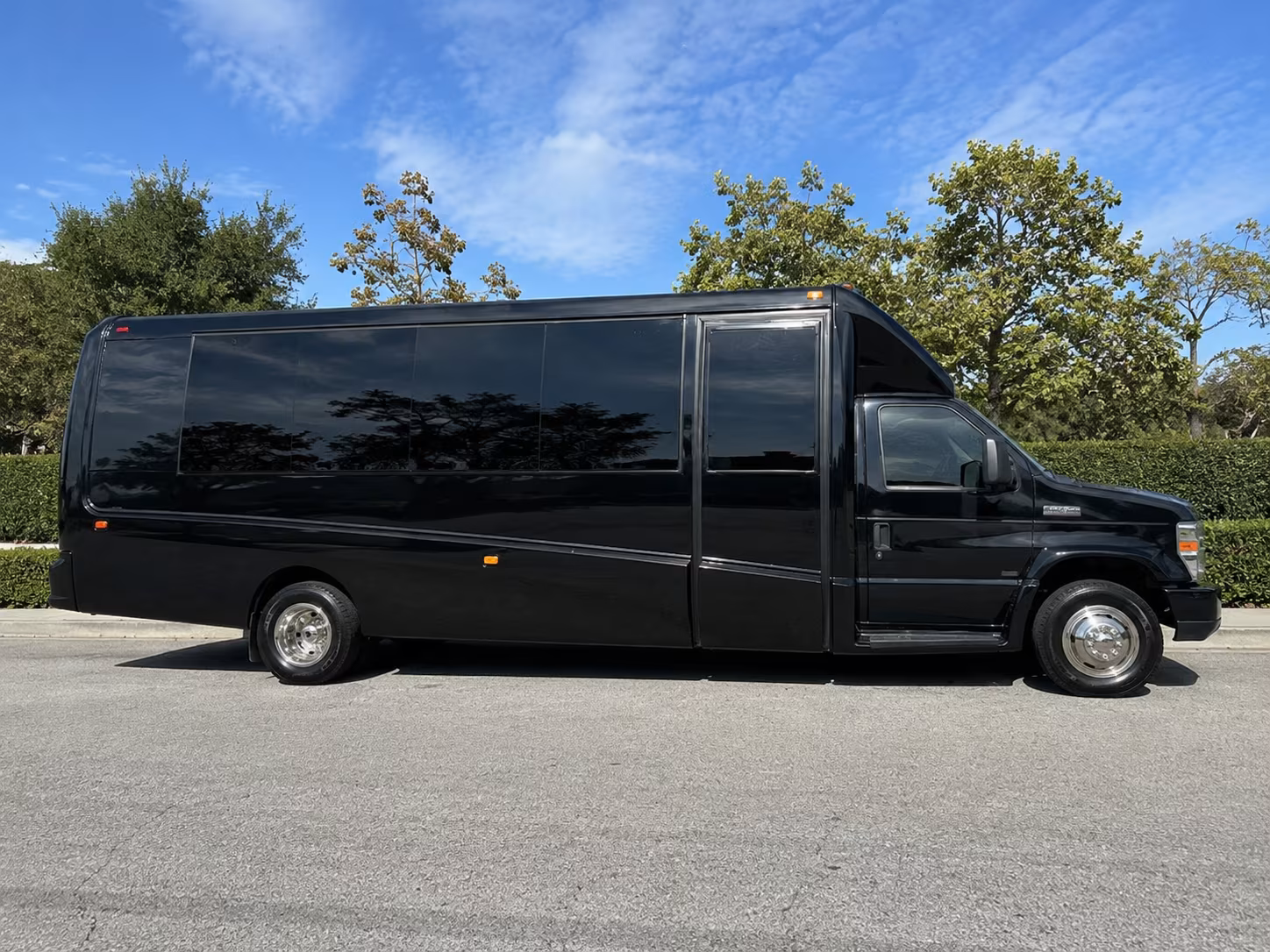 minibus transfers between livonia hotels and dtw for corporate travel groups